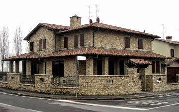 Rivestimento Villa in Pietra di Credaro con lavorazione a Secco