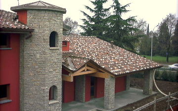 Rivestimento Villa in Pietra di Credaro con Torre e pilastri