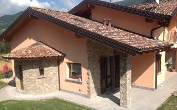 Rivestimento Villa con la Pietra di Credaro utilizzando la lavorazione a Secco