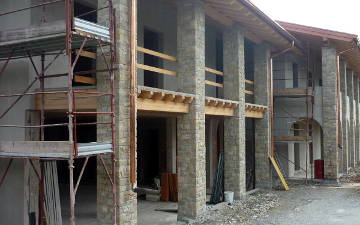 Rivestimento Villa con lavorazione Pilastri in Pietra di Credaro