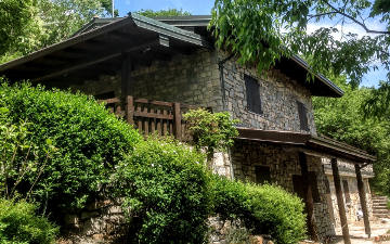 Rivestimento baita di montagna con pietre naturali