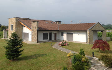 Rivestimento su Villa con lavorazione bolognini in Pietra di Credaro