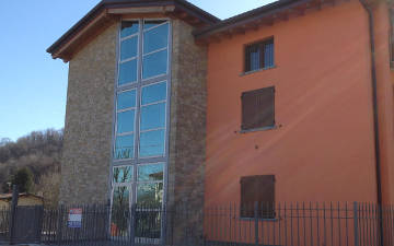 Rivestimento Complesso abitativo utilizzando la Pietra di Credaro eseguita con lavorazione a secco