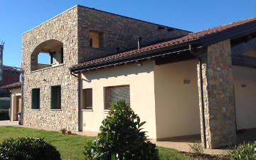 Rivestimento Villa con lavorazione della Pietra di Credaro di tipo rustico